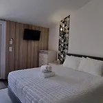 La Perle Studio Avec Kitchenette Et Jacuzzi Bed and Breakfast Gauriaguet