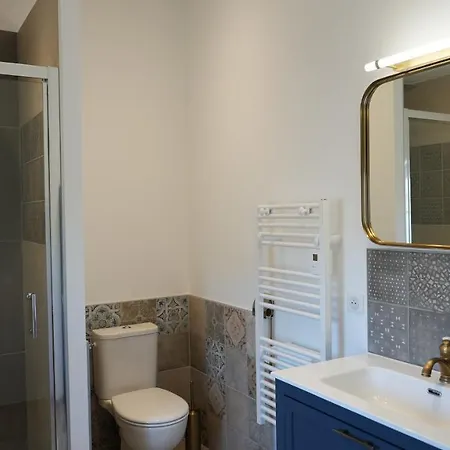 La Perle Studio Avec Kitchenette Et Jacuzzi 住宿加早餐酒店 3*