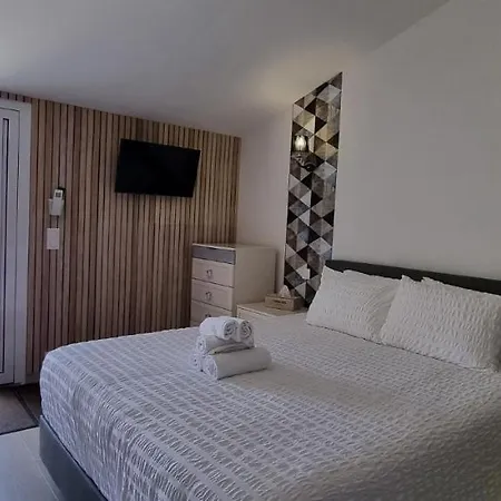 La Perle Studio Avec Kitchenette Et Jacuzzi 住宿加早餐酒店 Gauriaguet