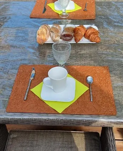 La Perle Studio Avec Kitchenette Et Jacuzzi Bed & Breakfast Gauriaguet